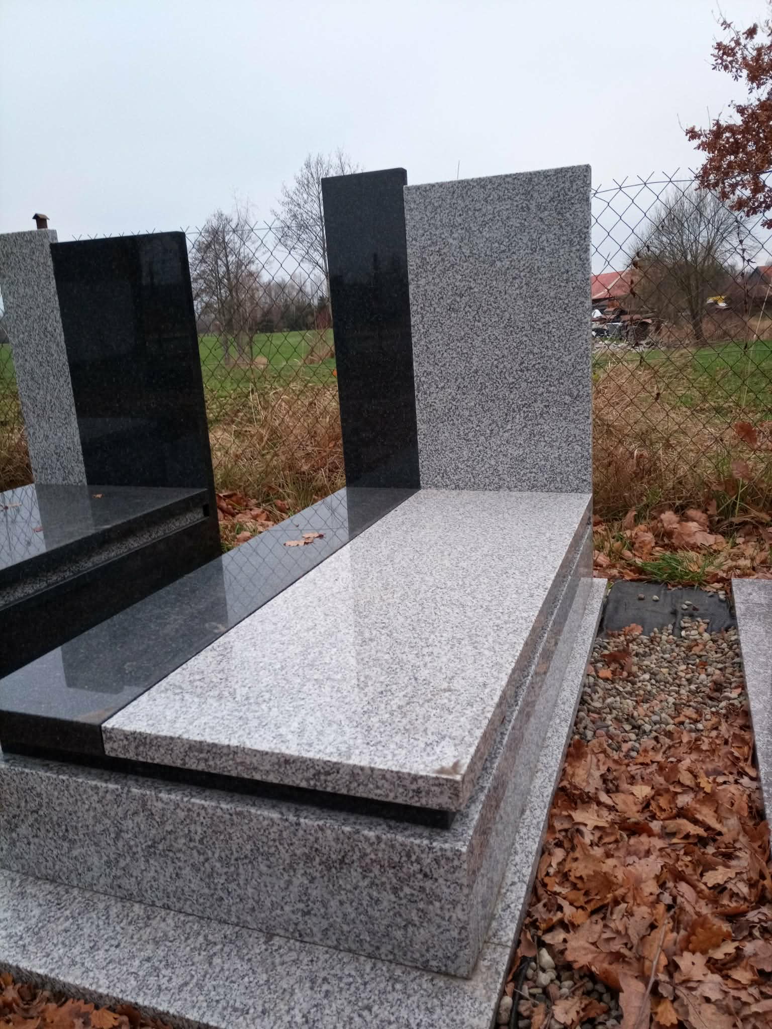 Dwukolorowy nagrobek szaro-czarny