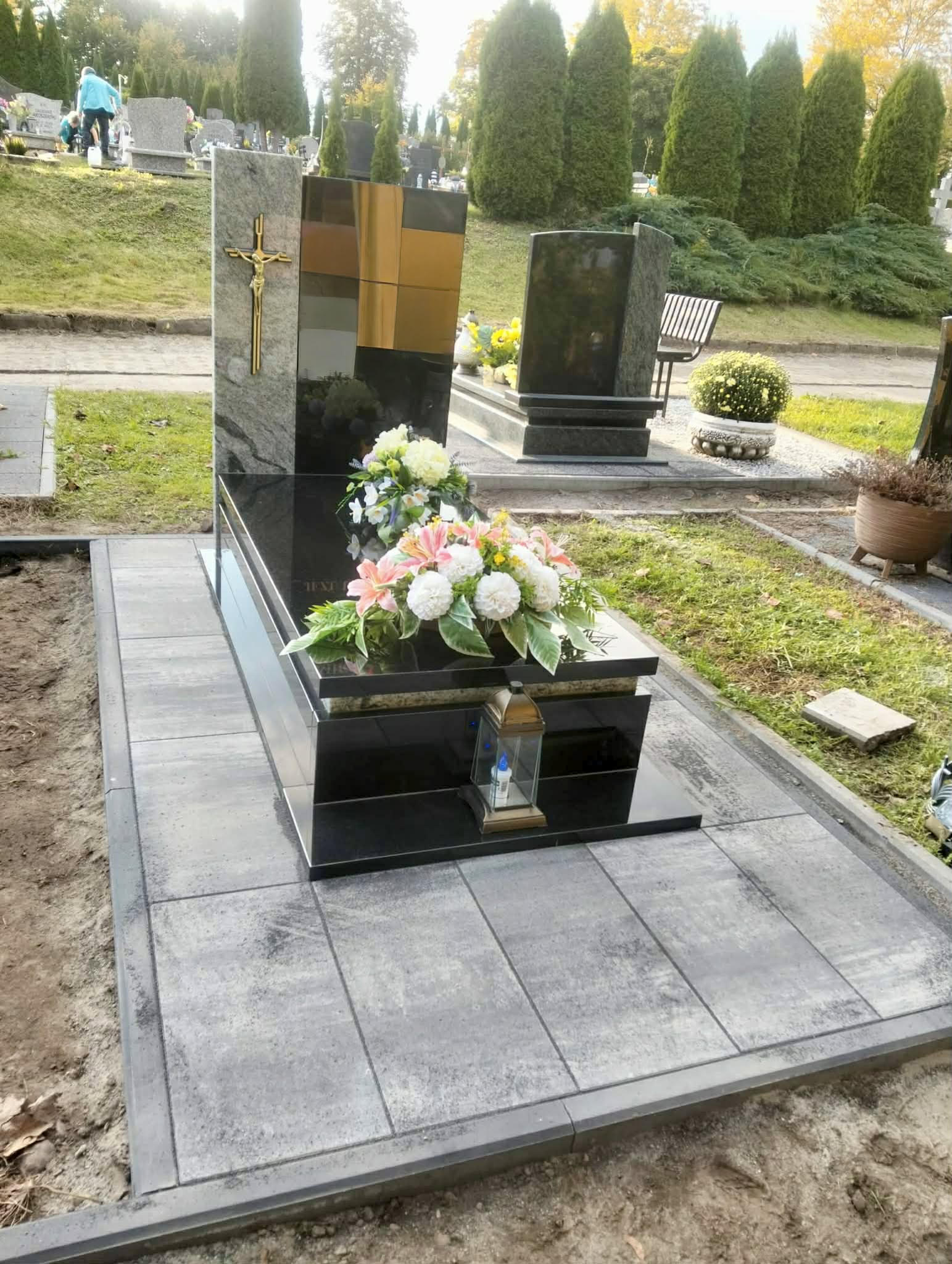 Nagrobek z złotą kratą