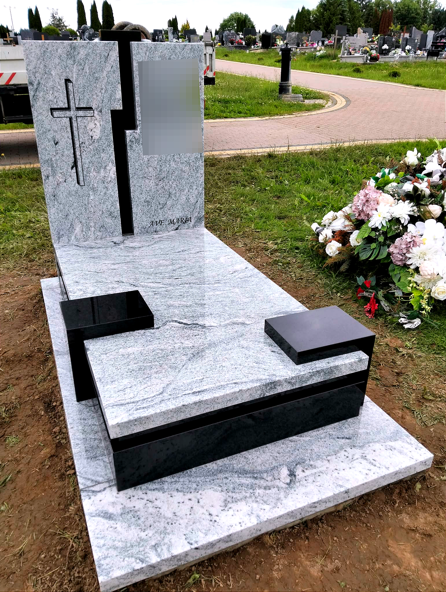 Nowoczesny pomnik z jasnego granitu